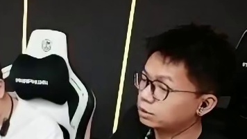 白鲨看到炫石的幻神是辅狙在用，直言跟炫石比较白鲨的双狙打的太团队了