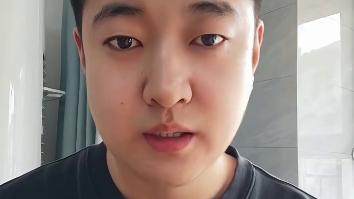 车辆打滑千万不要乱踩刹车！