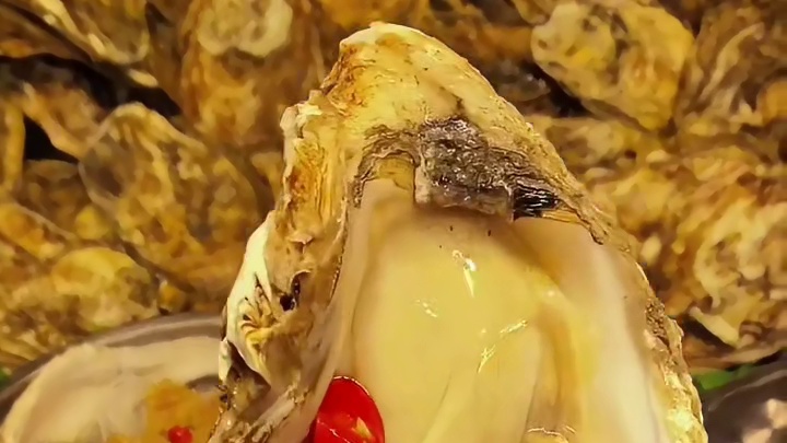 爱吃生蚝的宝子们不用去大排档啦 小吃街也有巴掌大的生蚝啦