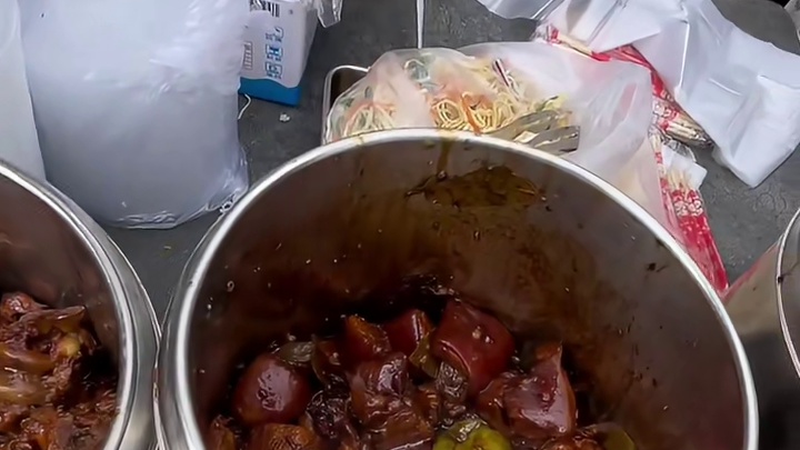 东北街头红烧肉盖饭，肉块看着就非常馋！