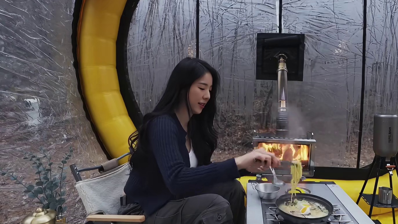 第2集：暴雪天野外露营，搭建帐篷露营地，和小狗一起烤火度过冬季