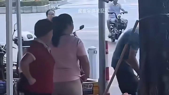 我替他赔你两斤鸡蛋