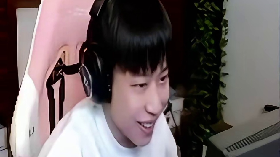 宠儿排位犯背身恐惧症，打背身连空两枪气得赛后抽自己嘴巴子