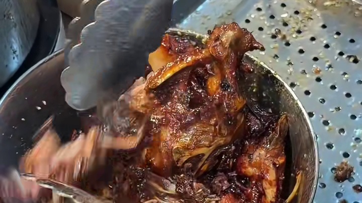 沈阳中街的东北美食集合店  雪绵豆沙和铁板鸡架还有炒冷面真的太香了