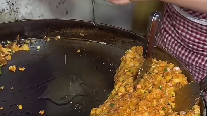 贵阳街头偶遇蛋包洋芋，黏糊的洋芋搭配滑嫩的鸡蛋，巨香