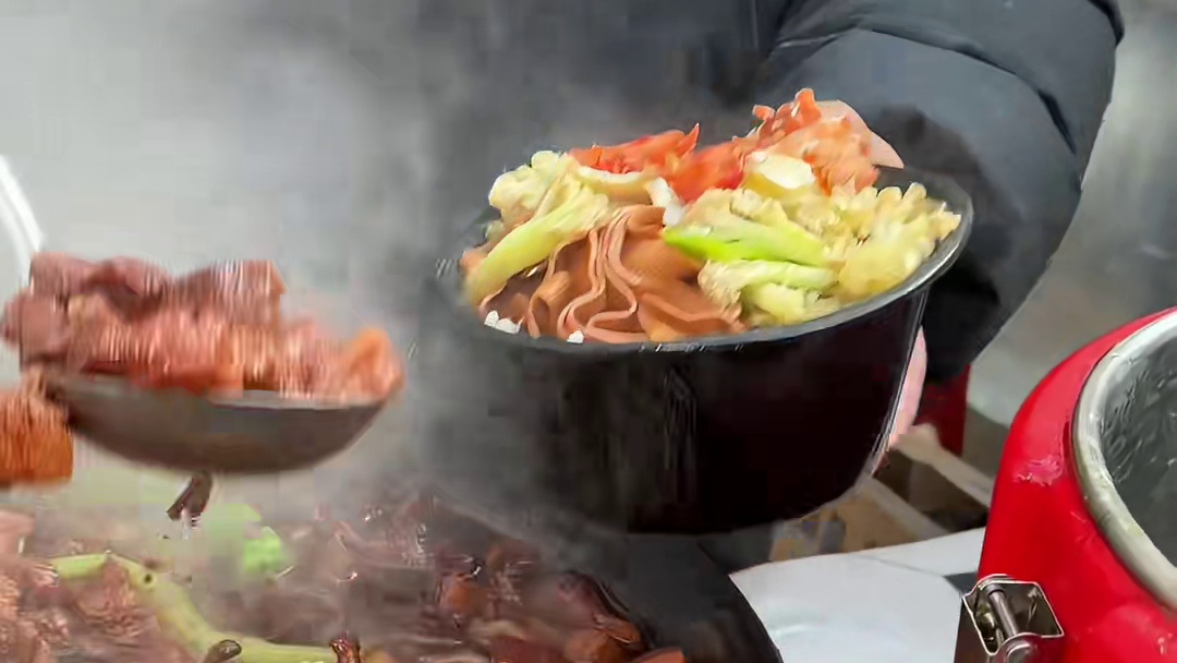 沈阳街头红烧肉盖饭12一份直不 东北人很直爽