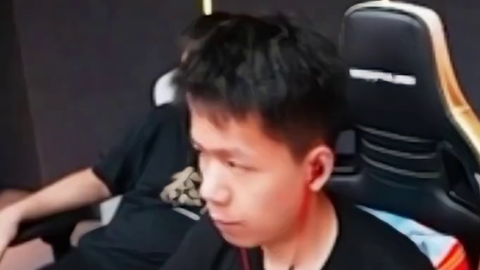 “旧少还是老老实实回去打职业吧”，打职业你偷背身我不挑你理，打巅峰赛你还想偷背身我只能说你太年轻了！