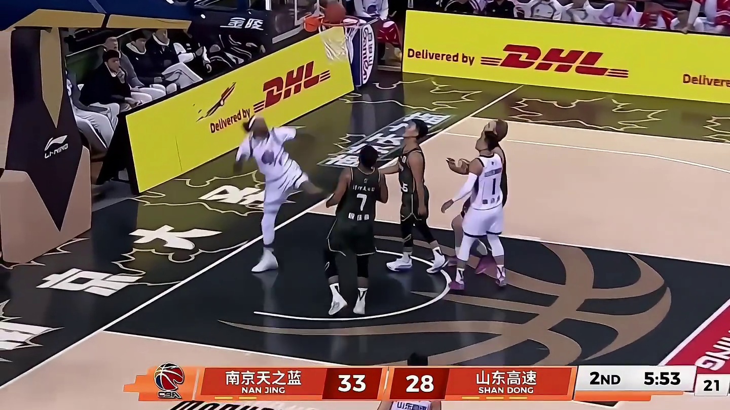高铁一战打回高神！全场狂轰25分7板11助4断，攻防两端打爆郭昊文，这就是国家队顶级后卫的真正实力！