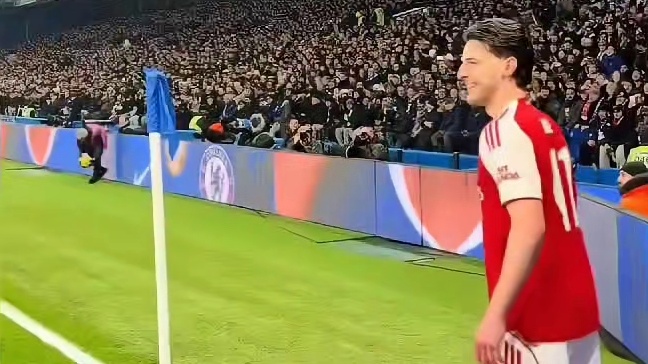 赖斯在角球助攻前，竟然被切尔西球迷干扰了？这公平吗？