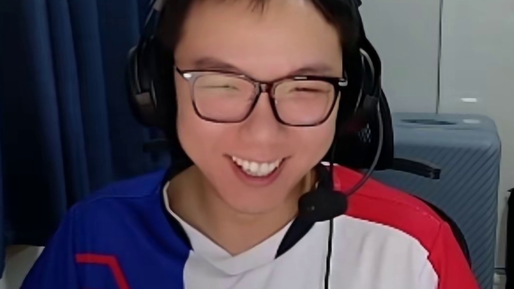 大米太有节目了，今晚EP对战LGD，大米直接穿上了LGD的队服，马哲说下赛季给你转会LGD吧