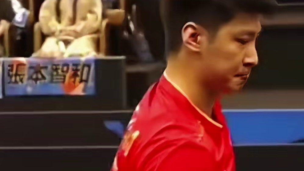 薛飞3-2战胜张本智和