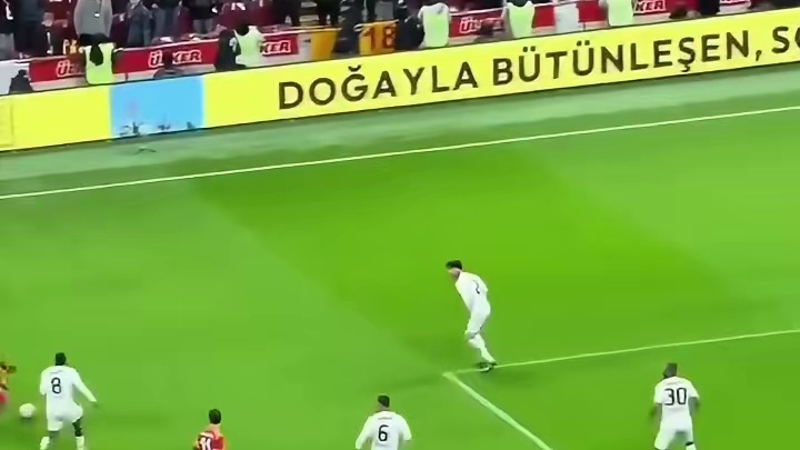 读秒阶段轰出一脚爆射，直接飞上了看台，这脚射门偏得也太离谱了。