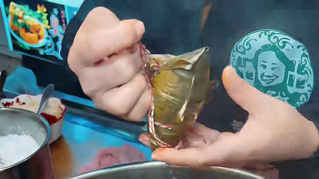 今天带你们来吃南昌街头皮蛋辣椒粽子，第一次见