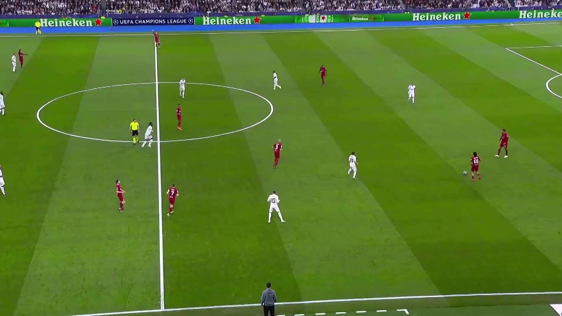 多次被维尼修斯军训，并且进攻低迷