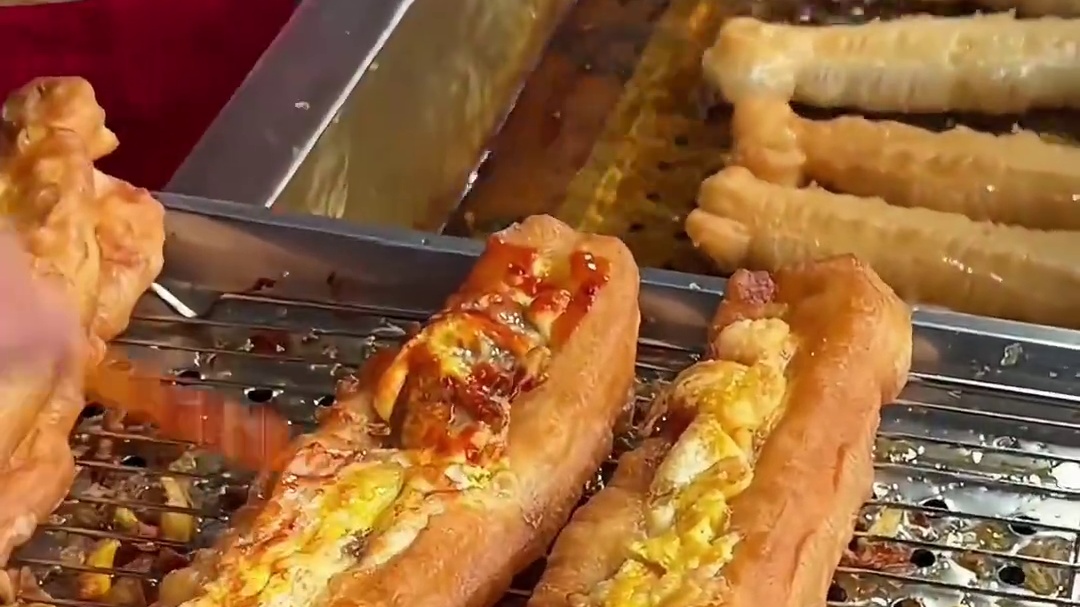 大连街头偶遇鸡蛋灌油条，3元一根你们觉得怎么样？