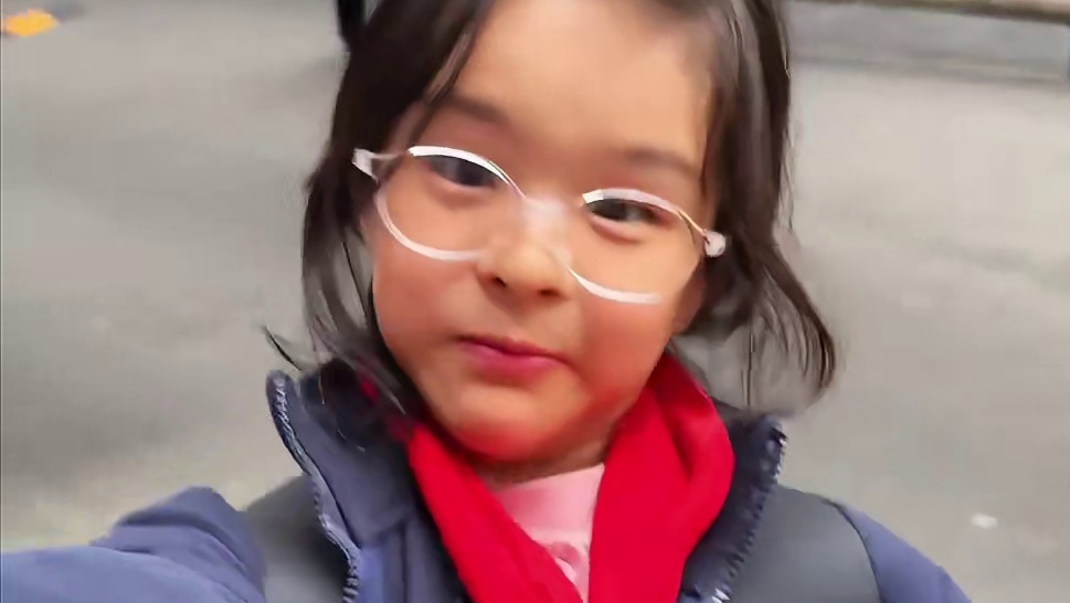 100元在校门口宴请小学生，吃遍路边摊～