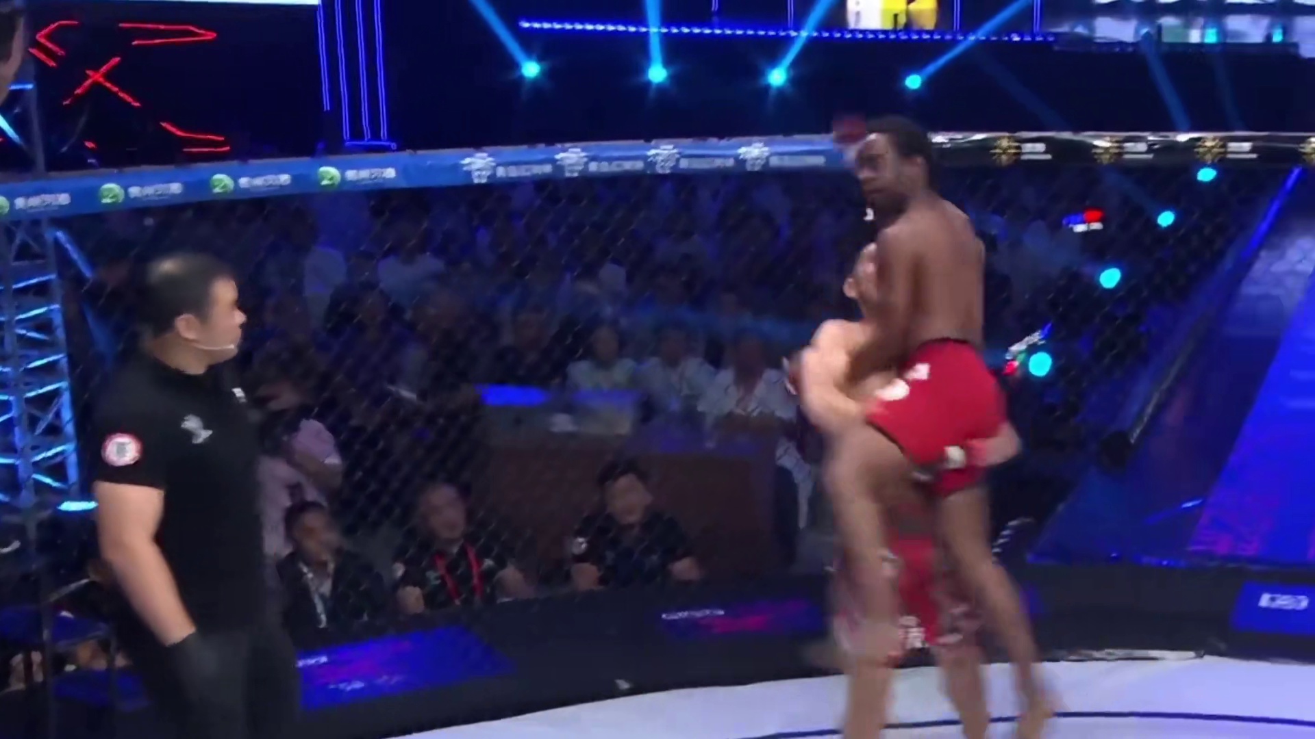 黑人选手调戏举牌女郎，还出手殴打裁判，结果被中国悍将重拳暴揍