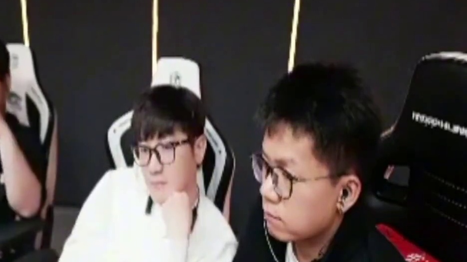 TLG队内三个指挥暂停交流期间，交流全是你听我说。白鲨当场绷不住！