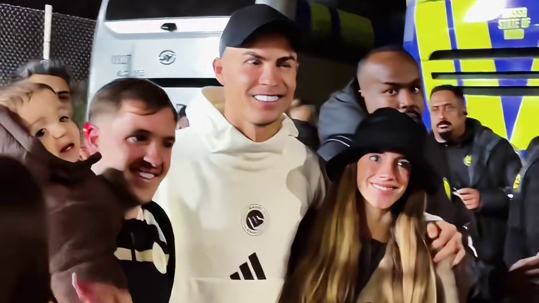 人品值得称赞，C罗赛后和球迷挨个合影，而且面带笑容