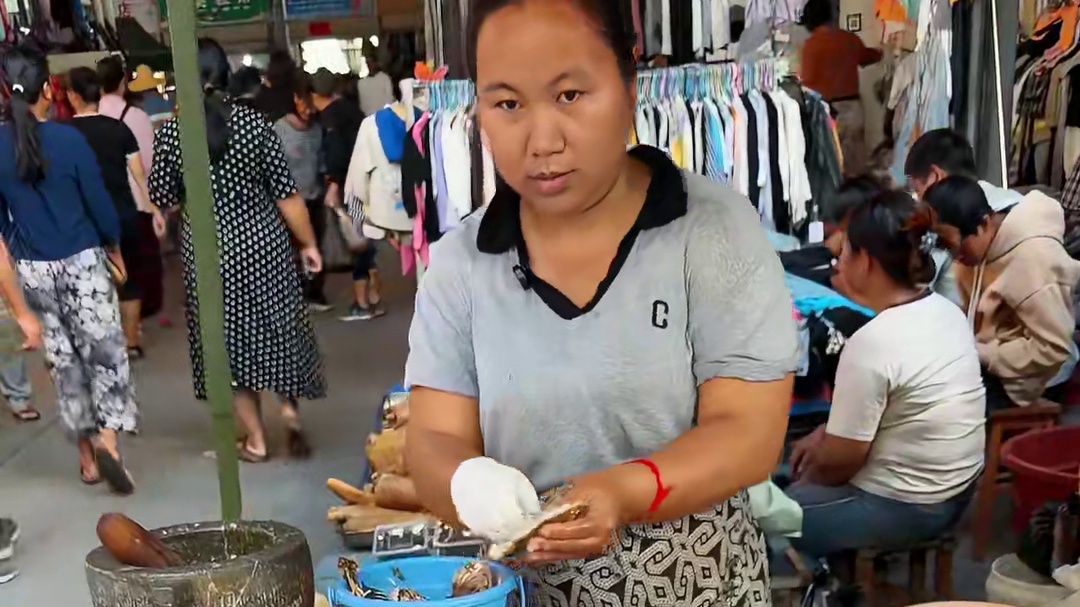 瑞丽街头舂鱼，当地人路过都会买一条