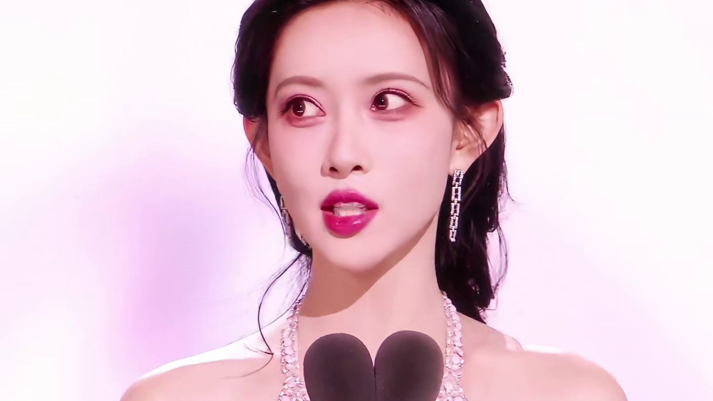 孟姐上台领奖摔倒，说明年一定不会摔跤，看到最后孟姐太可爱了！