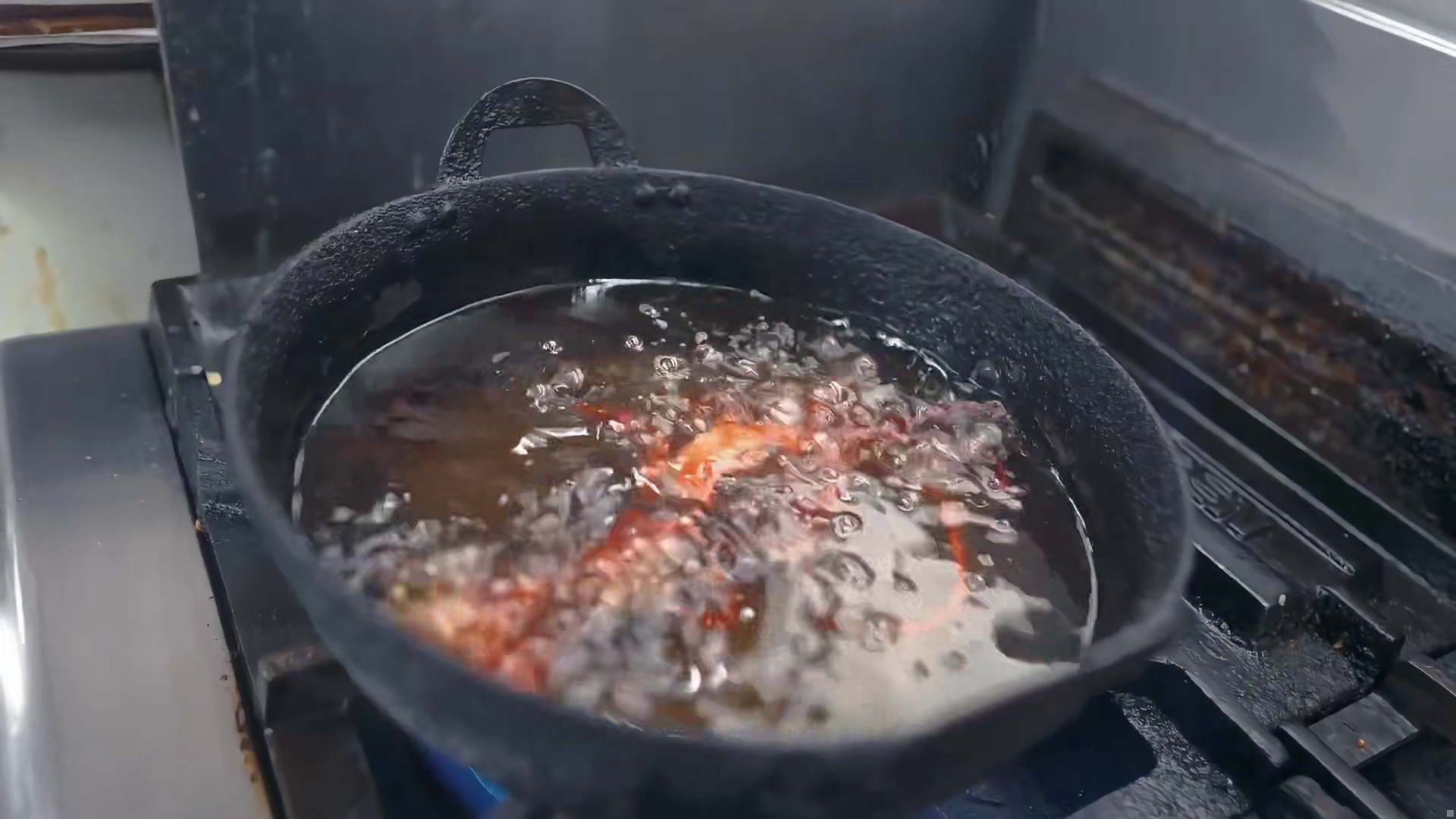 刚蜕完壳的龙虾，就被做成火焰龙虾，不用剥壳就可以直接吃。