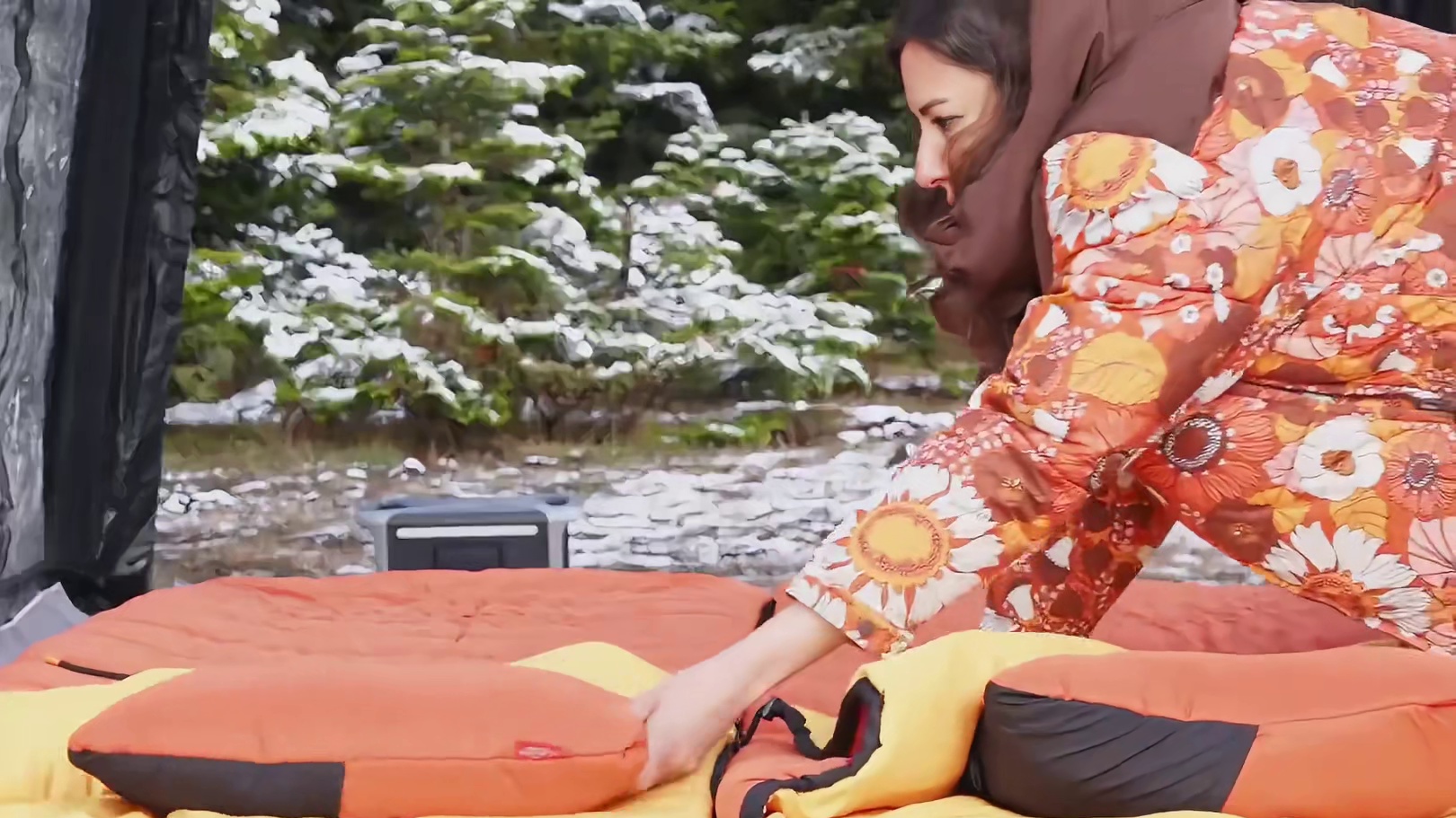 第1集：暴雪天野外露营，驾车驶入雪地森林，搭建帐篷度过寒冷冬季