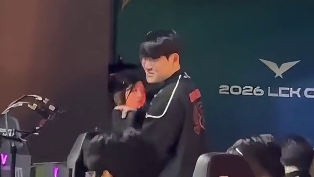 260122 LCK CUP HLE vs BRO 赛前调试被粉丝逗笑了 ：请一定要赢啊 ：希望能早