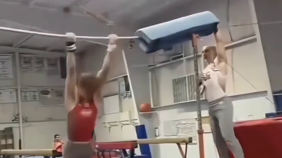 危险动作！请勿模仿，老外有剃头功！