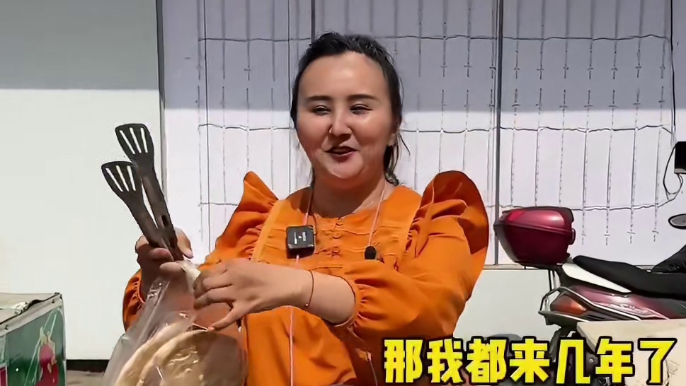 街头偶遇4块一个的新疆烤馕！老板娘人美还热情！