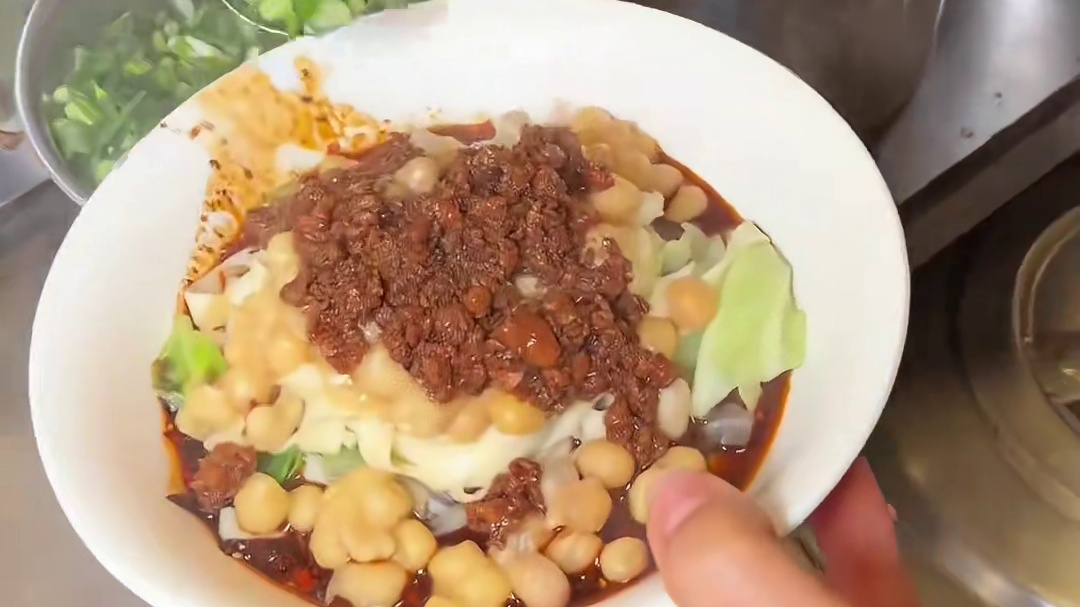 重庆街头的豌杂面！15一碗！黏糊糊的～麻麻辣辣的好好吃！