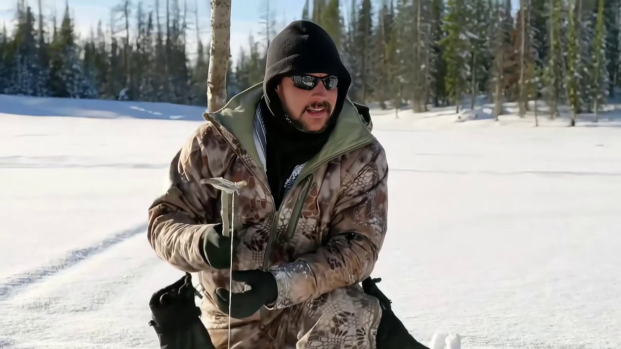 两人被困雪山后，搭建简易庇护所，肚子也暂时填饱，等待他们的还有什么困难呢？ (3)