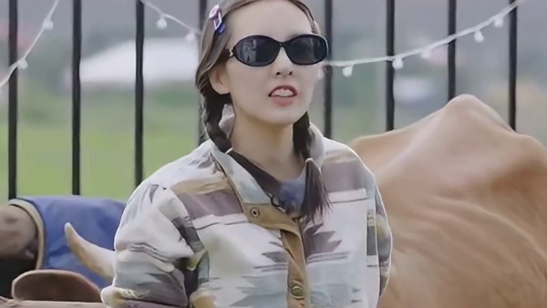 三三：快来这有牛 三喜：什么？鸟在哪！