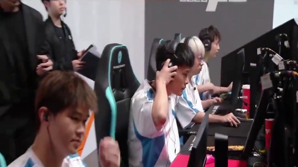 EDG 异域被打10:0，新赛季首个零封。EP把EDG吊起来打。马哲看笑了，石头也看笑了。