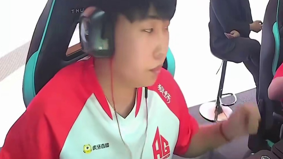 白鲨看Doo潜艇疯狂V残局，黄金加时还杀了四个表示太恐怖了，不愧是联盟T0狙击手吓哭了！