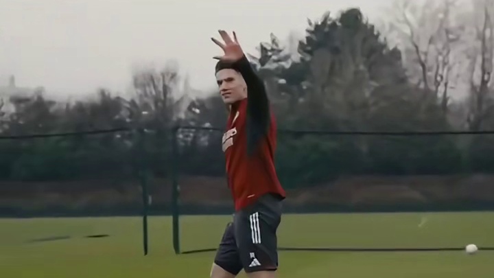 足球场上的热血瞬间，是青春在肆意飞扬。