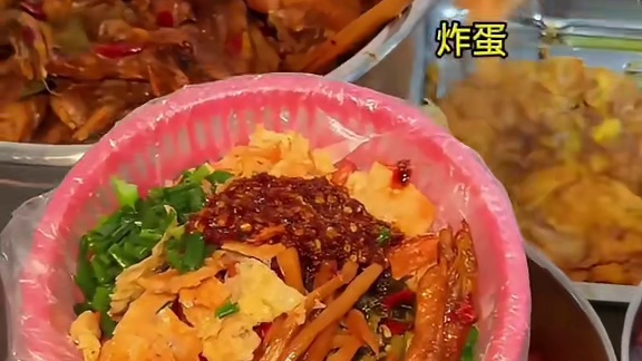 街边盒饭，12个一个人。不够可以续