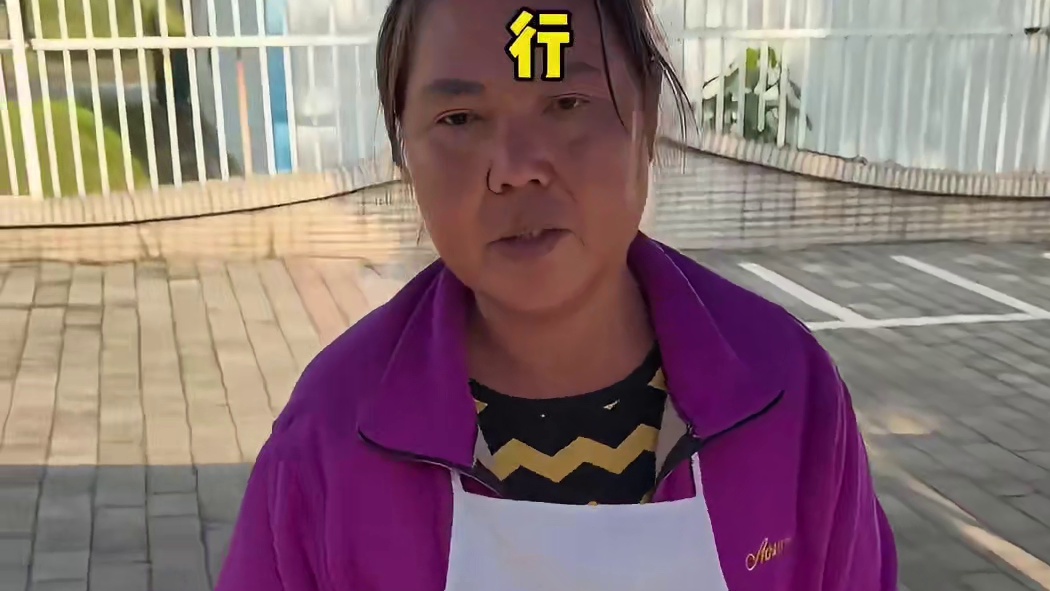 重庆街头的自助牛杂饭！18块随便吃！阿姨加料是真不手抖！