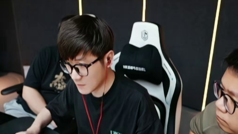 站在你面前的是CF四大狙神之一 白鲨Ayom，背身之亡。#LGD力拼KZ #CFPLS27#2026