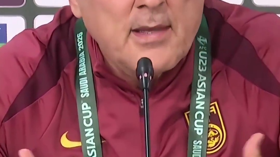 【 加油！】明晚，中国队将在2026年U23男足亚洲杯决赛中迎战日本队。今天的赛前发布会上，中国队主