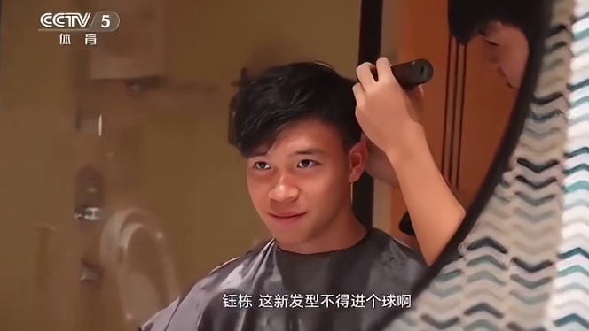 决赛前的“头等大事”！U23国足集体剪发，把半决赛的进球好运延续下去。小伙子们心态超稳：没包袱，就是