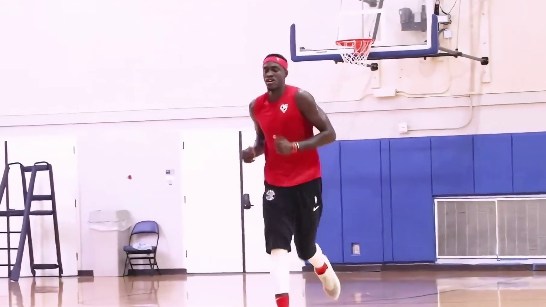 西亚卡姆正式标题只想前往湖人联手詹姆斯 佩林卡开启交易谈判