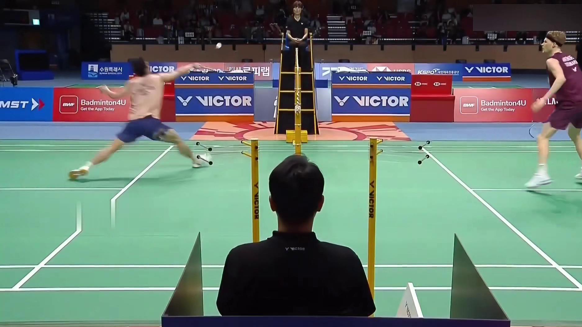 考一考你们，这两个球为什么判罚完全不同？什么是阻挡犯规？