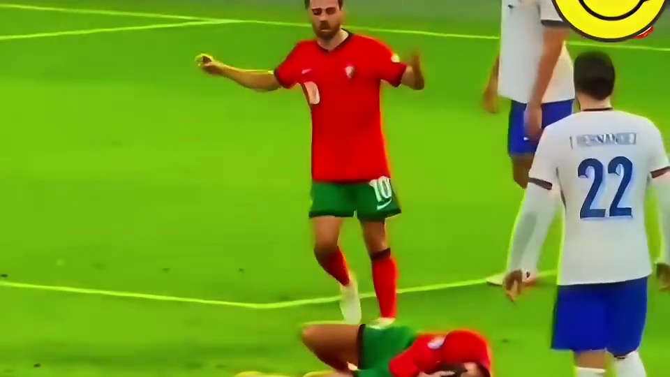 盘点足球场上的暖心瞬间，友谊第一比赛第二才是真正的体育精神