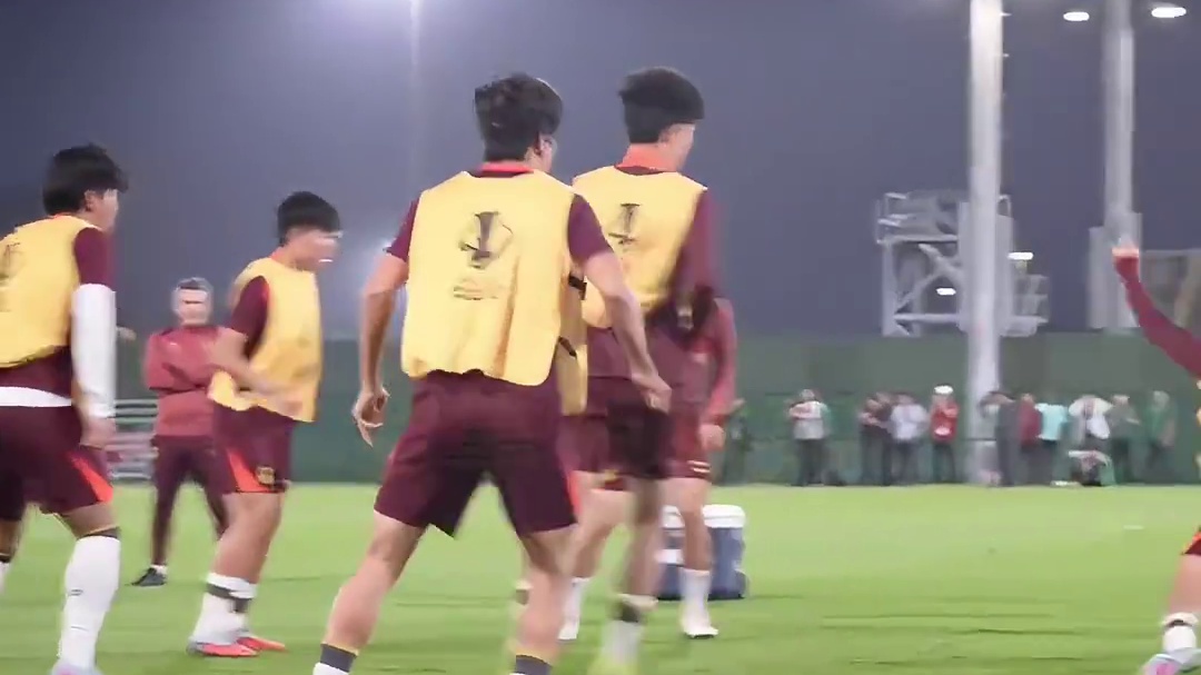直击U23国足决赛前最后一练：队内氛围轻松，时不时有笑声传来！  ​​​