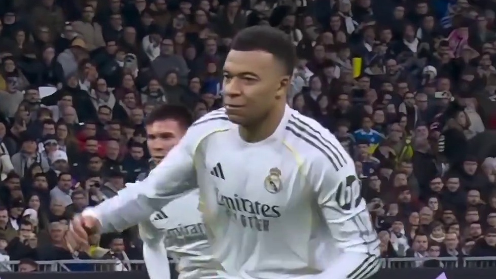 门将那哥们儿射门前来回扭得跟触电似的，镜头怼脸拍他手忙脚乱比划半天，活脱脱跳大神现场