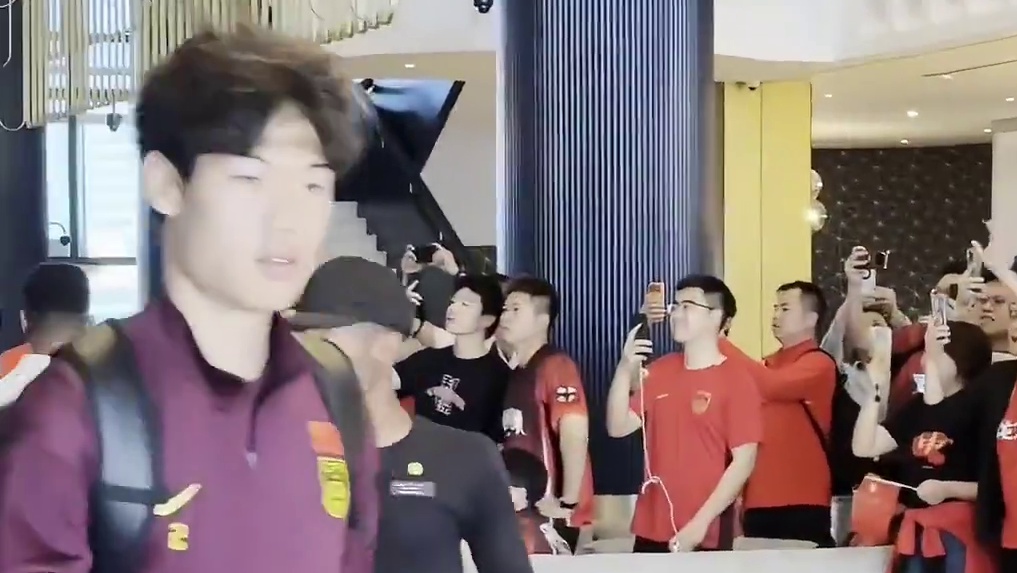 【直击U23亚洲杯决赛：中国队出发前往球场】24日晚，中国队与日本队的U23亚洲杯决赛在沙特吉达举行