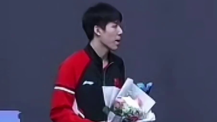 温瑞博夺得男单冠军，颁奖环节太搞笑了