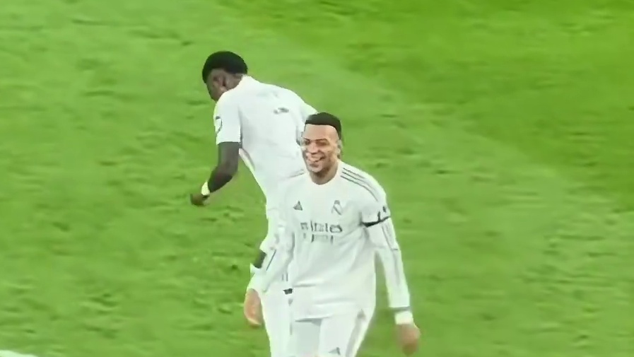 独造四球！维尼修斯破门后与队友庆祝完