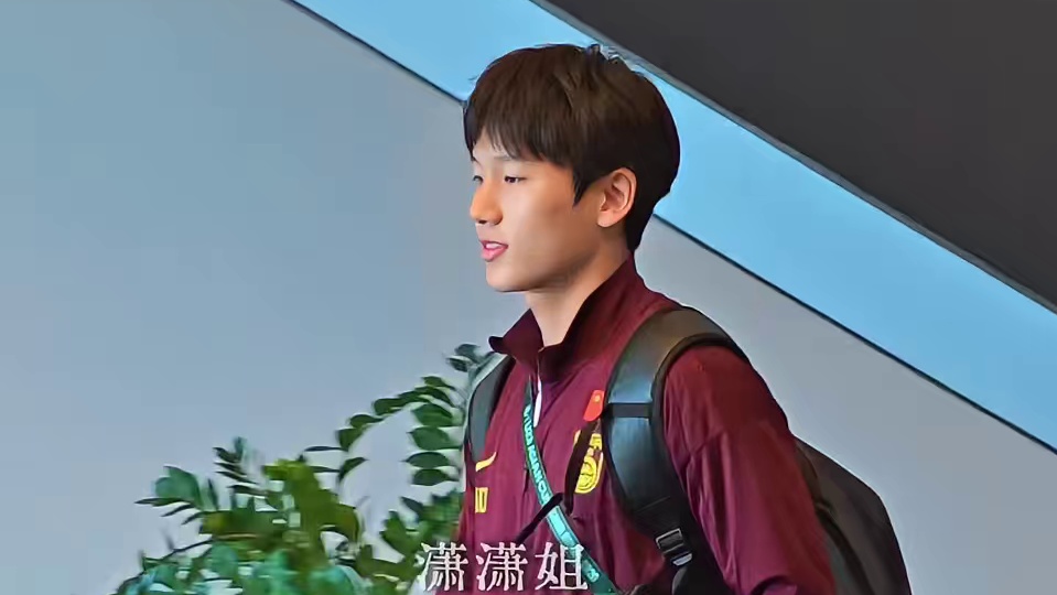 中国队出发决赛赛场，球员神情放松，决赛见中国队必胜u23亚洲杯